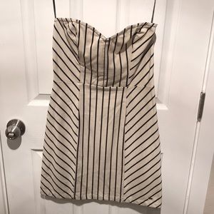 Super cute strapless dress. Never worn!